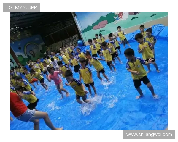 足球明星挑战翻瓶子游戏精彩瞬间集锦引发热议与欢笑 足球明星挑战翻瓶子游戏精彩瞬间集锦引发热议与欢笑